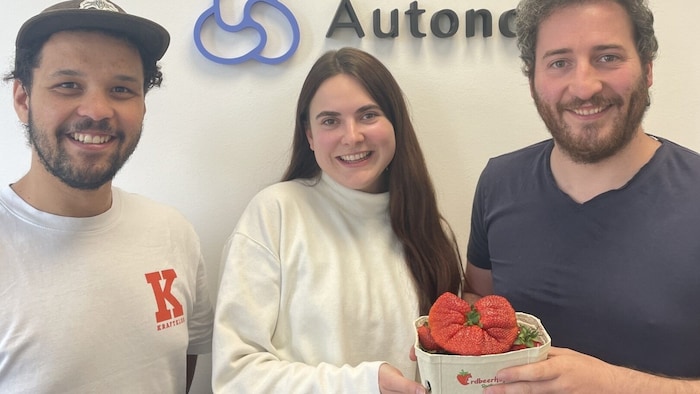 Simon Schroffner, Raphaela Brückl und Florian Bauernfeind mit der kolossalen Erdbeere