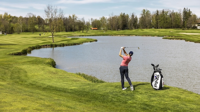 Der Golfclub Gut Altentann ist der erste von Golflegende Jack Nicklaus designte Signature Course in Europa. Der 18-Loch-Platz ist in Henndorf nur 20 Kilometer von der historischen Salzburger Altstadt entfernt gelegen. Im Bild Profigolfer Matthias Schwab. 