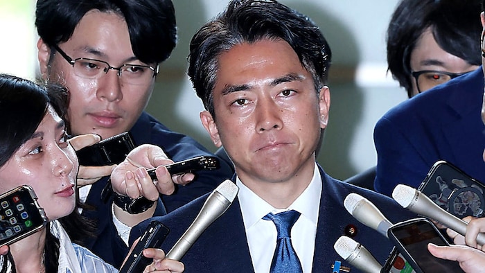 Nach der Premierministerin hat nun Verteidigungsminister Shinjiro Koizumi mit Aussagen wütende ...