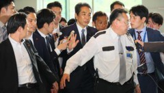 Damit ist nicht zu spaßen – ein Witz über Reis wird für den japanischen Minister Taku Eto (mitte) zum Stolperstein. (Bild: AFP/STR)