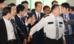 Damit ist nicht zu spaßen – ein Witz über Reis wird für den japanischen Minister Taku Eto ...