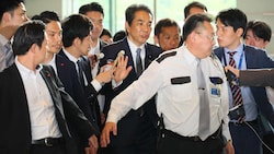 Damit ist nicht zu spaßen – ein Witz über Reis wird für den japanischen Minister Taku Eto ...