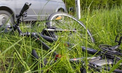 Die 56-jährige Fahrradfahrerin kam zu Sturz und verletzte sich. Der Pkw-Lenker setzte seine ...