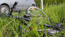 Die 56-jährige Fahrradfahrerin kam zu Sturz und verletzte sich. Der Pkw-Lenker setzte seine ...