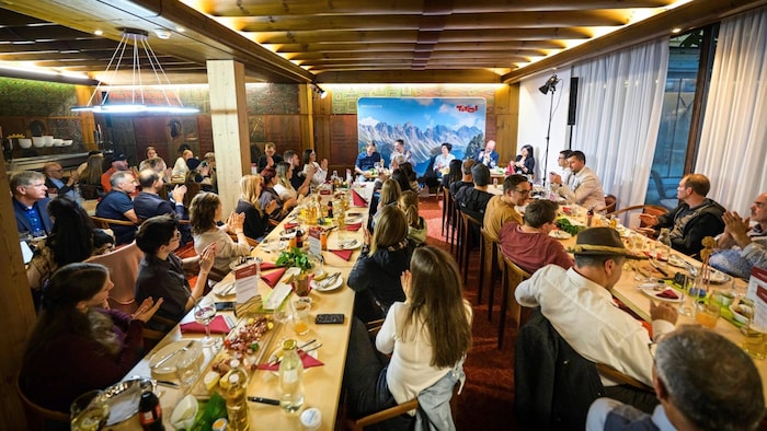 Die Stube im Gasthaus Landegger in Landeck war bis auf den letzten Platz gefüllt. Auch viele Junge waren dabei.