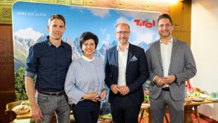 Reinhard Klier, Karin Seiler, LR Mario Gerber und Alois Rainer (von links) stellten sich den ...