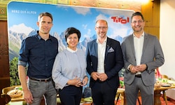 Reinhard Klier, Karin Seiler, LR Mario Gerber und Alois Rainer (von links) stellten sich den ...