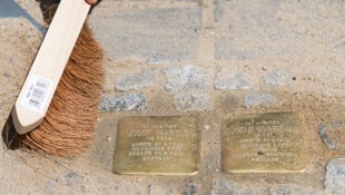 Nie wieder? Die goldenen Steine sollen eigentlich an die Gräueltaten des NS-Regimes erinnern. ...