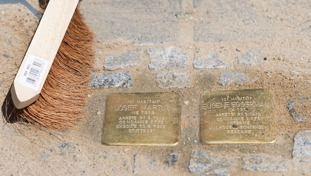 Nie wieder? Die goldenen Steine sollen eigentlich an die Gräueltaten des NS-Regimes erinnern. Einigen Personen dürfte das aber offensichtlich missfallen (Symbolbild).