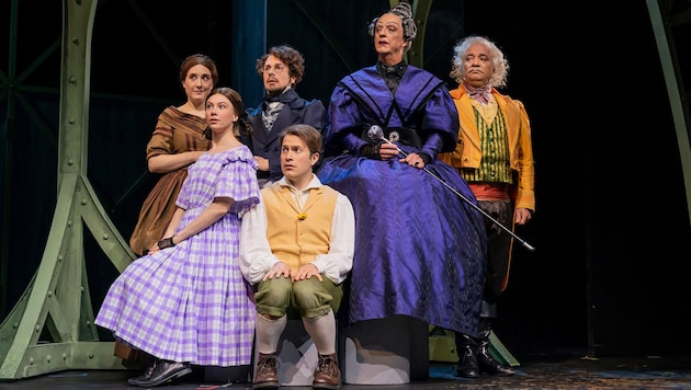 Ganz schön böse: Uwe Achilles als mörderische Großmutter, mit Violetta Zupančič, Anna Katharina Malli, Stefan Rosenthal, Jonas Graber und Frank Engelhardt