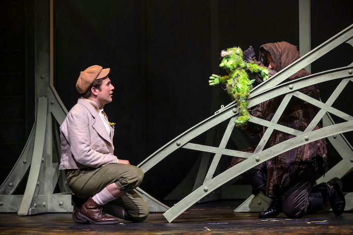 Hans (Jonas Graber) und das zauberhafte Moosmännchen (Frank Engelhardt) 