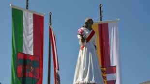 Am Marktplatz von Weitensfeld thront die Steinerne Jungfrau, von manchen auch Plåtztreapn ...
