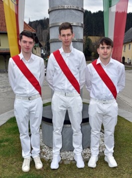 Lukas Germann, Tobias Trampitsch und Gotthard Simon Bacher laufen heuer um den Kuss der steinernen Jungfrau. (Bild: Erich Foditsch)