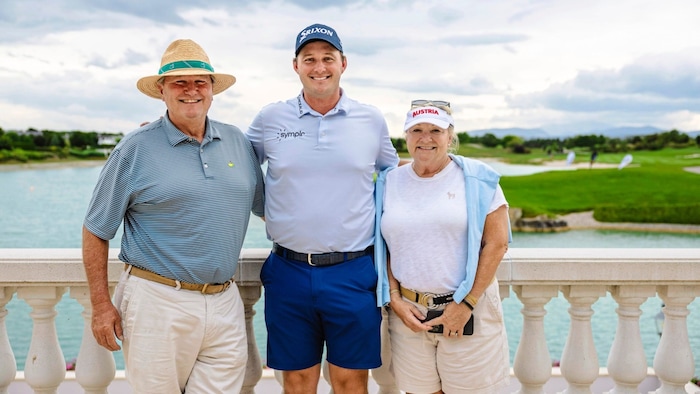 Profigolfer Sepp Straka mit seinen Eltern Peter und Mary auf der Terrasse des Golfclubs Fontana in Oberwaltersdorf. Die Familie lebte direkt beim Platz. 