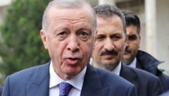 Staatschef Recep Tayyip Erdogan will die hohe Übergewichtsrate seines Landes mit einer ungewöhnlichen Kampagne bekämpfen. (Bild: AP/Vlasov Sulaj)