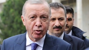 Staatschef Recep Tayyip Erdogan will die hohe Übergewichtsrate seines Landes mit einer ungewöhnlichen Kampagne bekämpfen. (Bild: AP/Vlasov Sulaj)