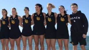 Hiesmair (3.v.r.) mit ihrem Long-Beach-Tennisteam am Strand (Bild: Hiesmair)