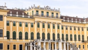 Vor Schloss Schönbrunn werden die Springreiter beim Event der Longines Global Champions Tour um ...
