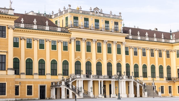 Vor Schloss Schönbrunn werden die Springreiter beim Event der Longines Global Champions Tour um ...