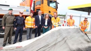 „Der Aufwand war enorm, der Einsatz vorbildlich“, so die burgenländische Vize-Landeshauptfrau Anja Haider-Wallner und Verkehrslandesrat Heinrich Dorner. (Bild: Reinhard Judt)