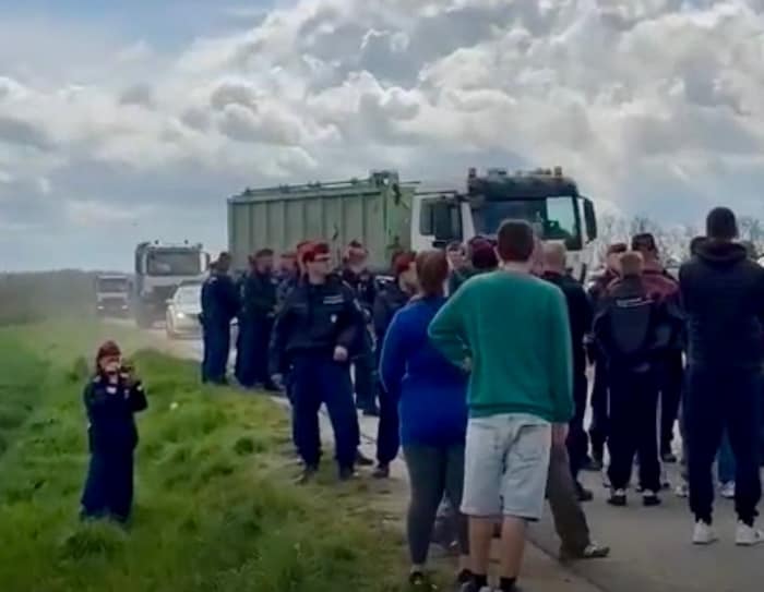 Menschen in Ungarn bei einer Demonstration gegen Massengräber.
