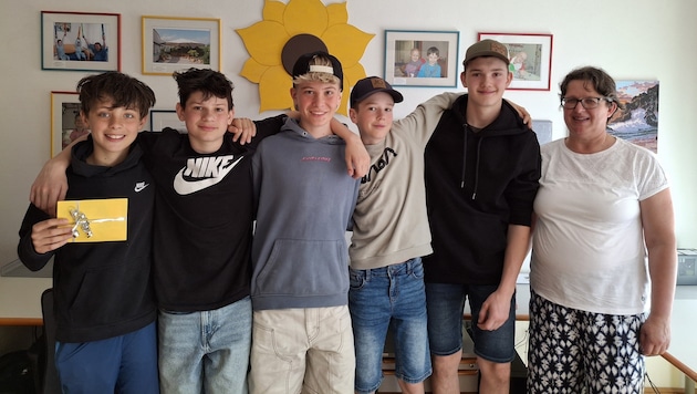 Leon, Moritz, Maximilian, Alexander und Lukas brachten die Spende gemeinsam mit Gruppenleiterin Elisabeth Hammer zur Kinderkrebshilfe. 