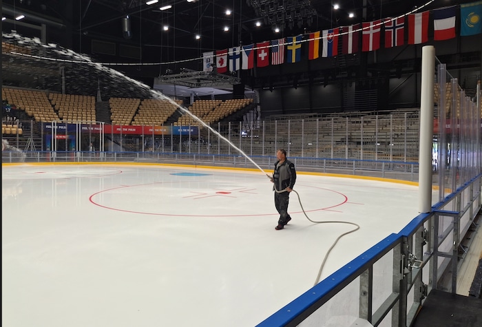 Die Tiroler Spezialisten haben sich seit Turnierbeginn um die Eisqualität gekümmert. 