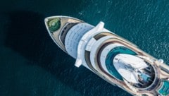 Ein Mann und seine zwei Begleiter wurden wegen des für die Crew ungebührlichen Verhaltens nicht mehr aufs Schiff gelassen.  (Bild: stock.adobe.com/Kalyakan)