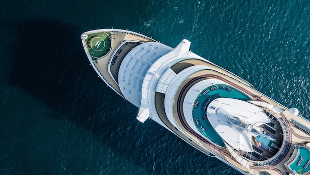Ein Mann und seine zwei Begleiter wurden wegen des für die Crew ungebührlichen Verhaltens nicht mehr aufs Schiff gelassen. 