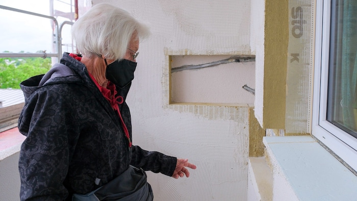 Anna R. auf ihrem Balkon, der nun nicht nur kleiner ist, sondern auch die Steckdose an einer anderen – für sie ungünstigen – Stelle hat.
