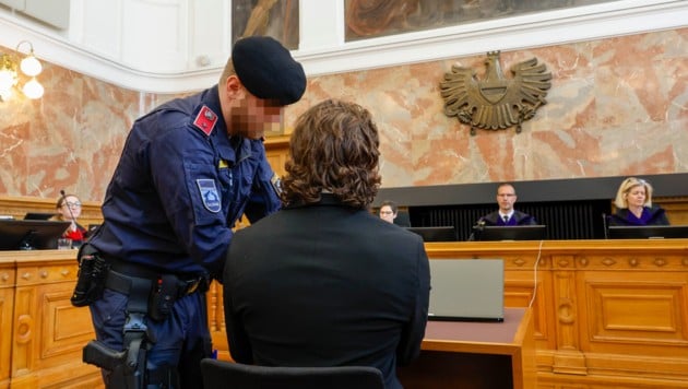 Der 32-Jährige vor den Richtern im Salzburger Schwurgerichtssaal (Bild: Markus Tschepp)