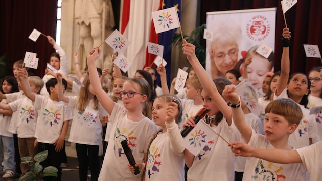 Die Schüler der Felbigergasse sind am Mittwoch ins Rathaus gekommen, um die Leseomis hochleben zu lassen.