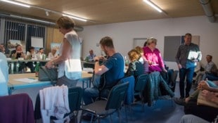 Verwunderte Gesichter gab es in Neusiedl am See, als sich die ÖVP-Mandatare zusammen packten und die Sitzung verließen.  (Bild: Charlotte Titz)