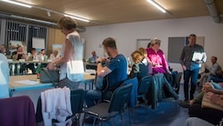 Verwunderte Gesichter gab es in Neusiedl am See, als sich die ÖVP-Mandatare zusammen packten und die Sitzung verließen.  (Bild: Charlotte Titz)