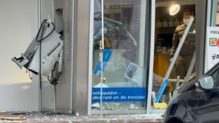 Der Bankomat wurde regelrecht aus der Verankerung gerissen. (Bild: ZOOM Tirol)