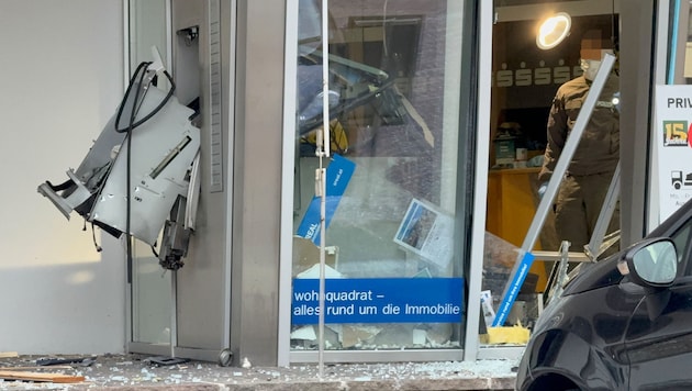 Der Bankomat wurde regelrecht aus der Verankerung gerissen.