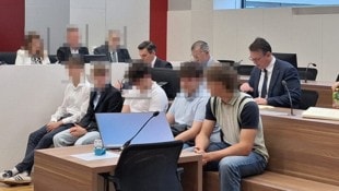 Den fünf Jugendlichen war in Eisenstadt anzumerken, wie sehr sie sich für ihre Taten genieren. Drei müssen weiter auf das Urteil warten. (Bild: Harald Schume, Krone KREATIV)