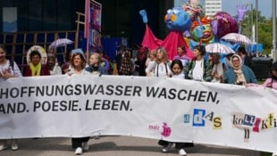 Frauenpower über kulturelle Grenzen hinweg bei der Parade am Mittwoch.