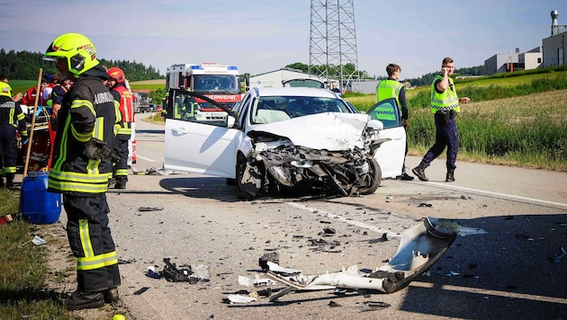 Vier Feuerwehren wurden am Mittwoch kurz vor 9 Uhr früh nach Mehrnbach gerufen. Zwei Autofahrer waren dort frontal kollidiert.