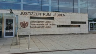 Mit Polizeischutz wurde in Leoben verhandelt. Keiner musste, wie der Familienclan reagieren ...