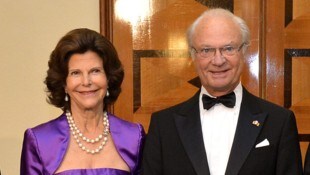 Schwedens König Carl XVI. Gustaf – hier an der Seite von Königin Silvia – überreicht alle drei ...