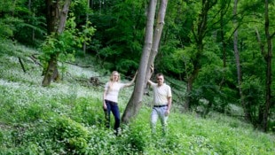 Gemeinderätin Sabine Zuklin und Stadtrat Johannes Edtmayer im Naturjuwel (Bild: Imre Antal)