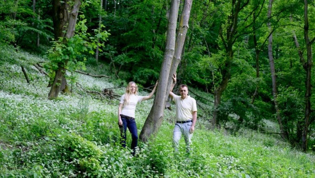 Gemeinderätin Sabine Zuklin und Stadtrat Johannes Edtmayerim Naturjuwel (Bild: Imre Antal)
