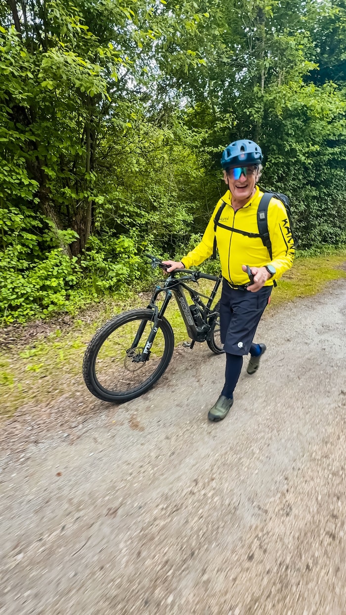 Wer sein Radl liebt, der schiebt: Der Skikaiser mit Platten.