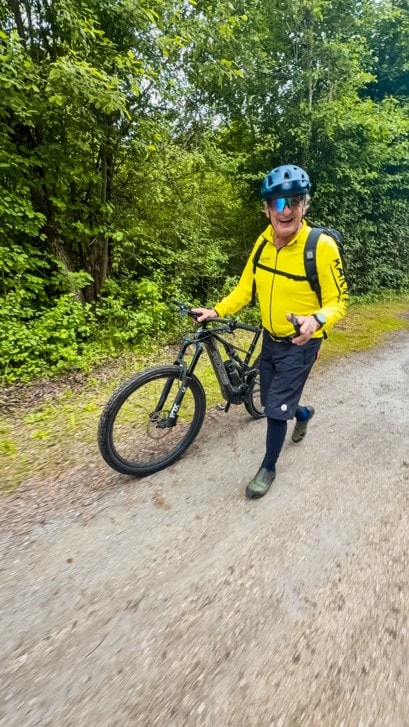 Wer sein Radl liebt, der schiebt: Der Skikaiser mit Platten.