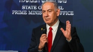 Benjamin Netanyahu bei seiner Pressekonferenz am Mittwoch (Bild: AP/Ronen Zvulun)