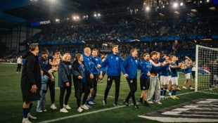 Alle, auch Sandra (4. von links), waren nach der Halbfinal-Sensation aus dem Häuschen. (Bild: Privat)