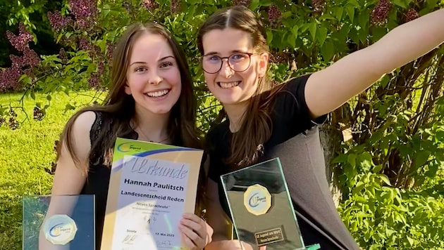 Kreativität ist Leidenschaft: Hannah Paulitsch und Viktoria Mayer (re) holten beim Redewettbewerb der Landjugend Kärnten den Landessieg in der Kategorie „Sprachrohr“ ab. 