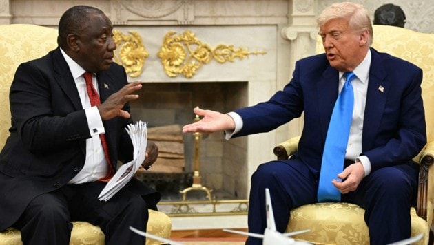 Trump machte Ramaphosa vor versammelter Presse schwere Vorwürfe. (Bild: AFP/JIM WATSON)