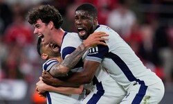 Kevin Danso (rechts) darf sich mit seinen Teamkollegen über den Titel in der Europa League ...